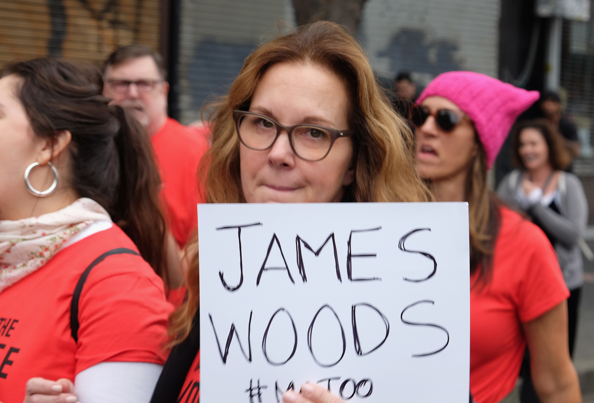 Elizabeth Perkins with sign identifying James Woods