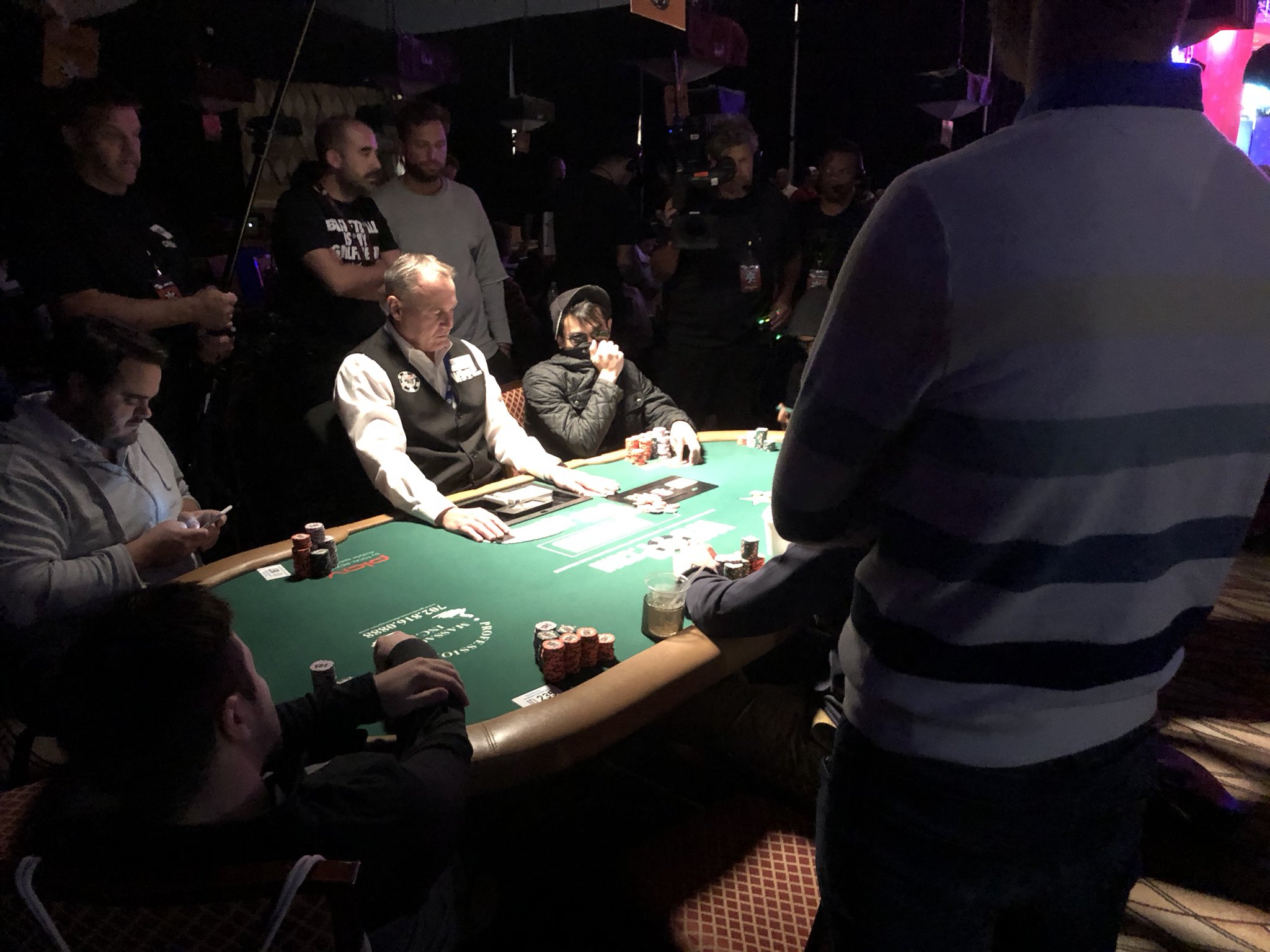 Bet in the Dark: Vegas Storm Knocks Out Power for WSOP Main Event Day Five, 109 Players Remain