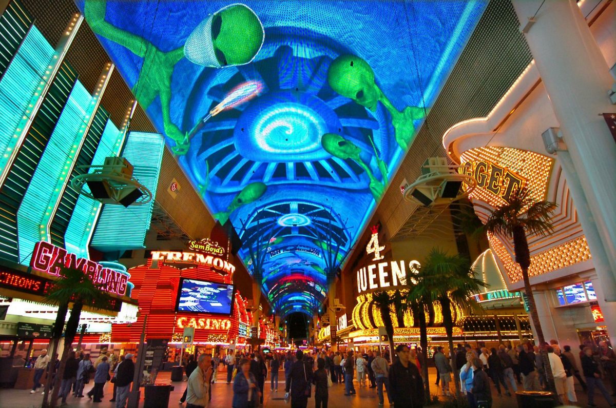 Touring the Vegas Strip and Downtown Like a Tourist (VIDEO)