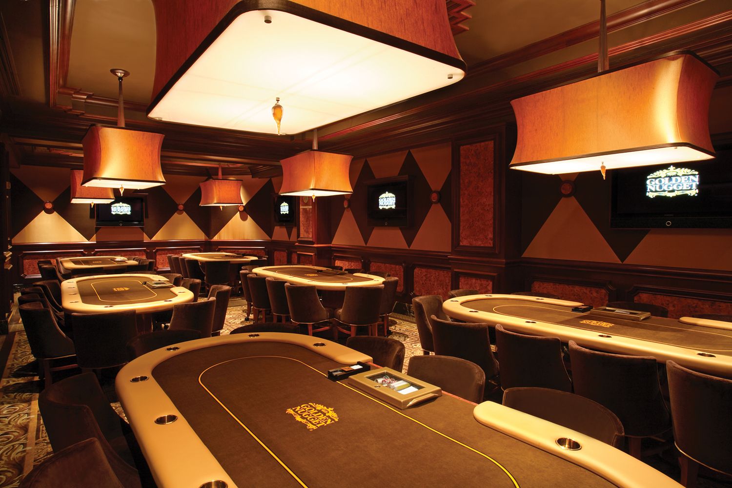 Las Vegas Poker Community Begins to Self-Quarantine as Players Stay Home