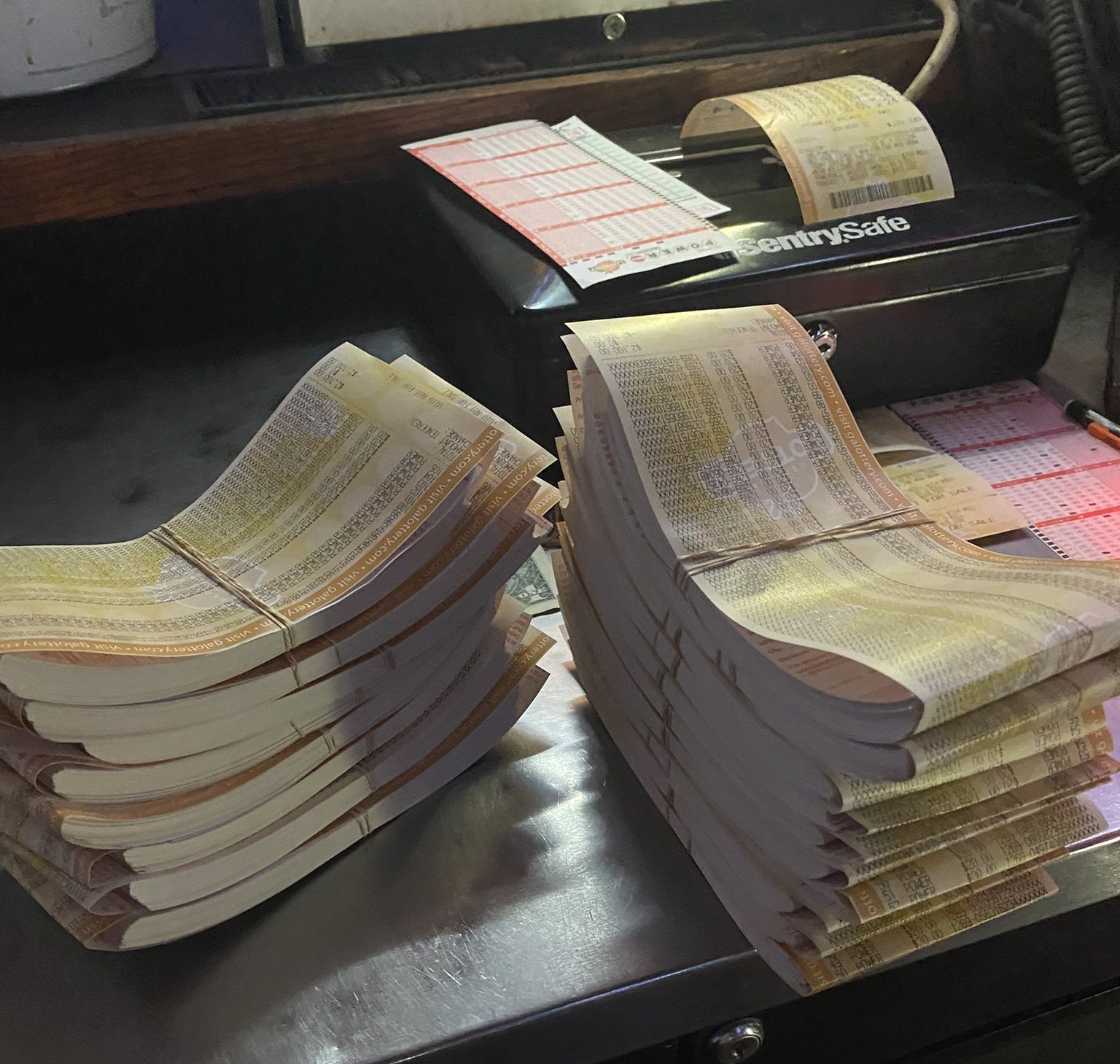 2.04B Powerball Prize is Hit, No Jackpot for Poker Player’s Enormous Lottery Pool