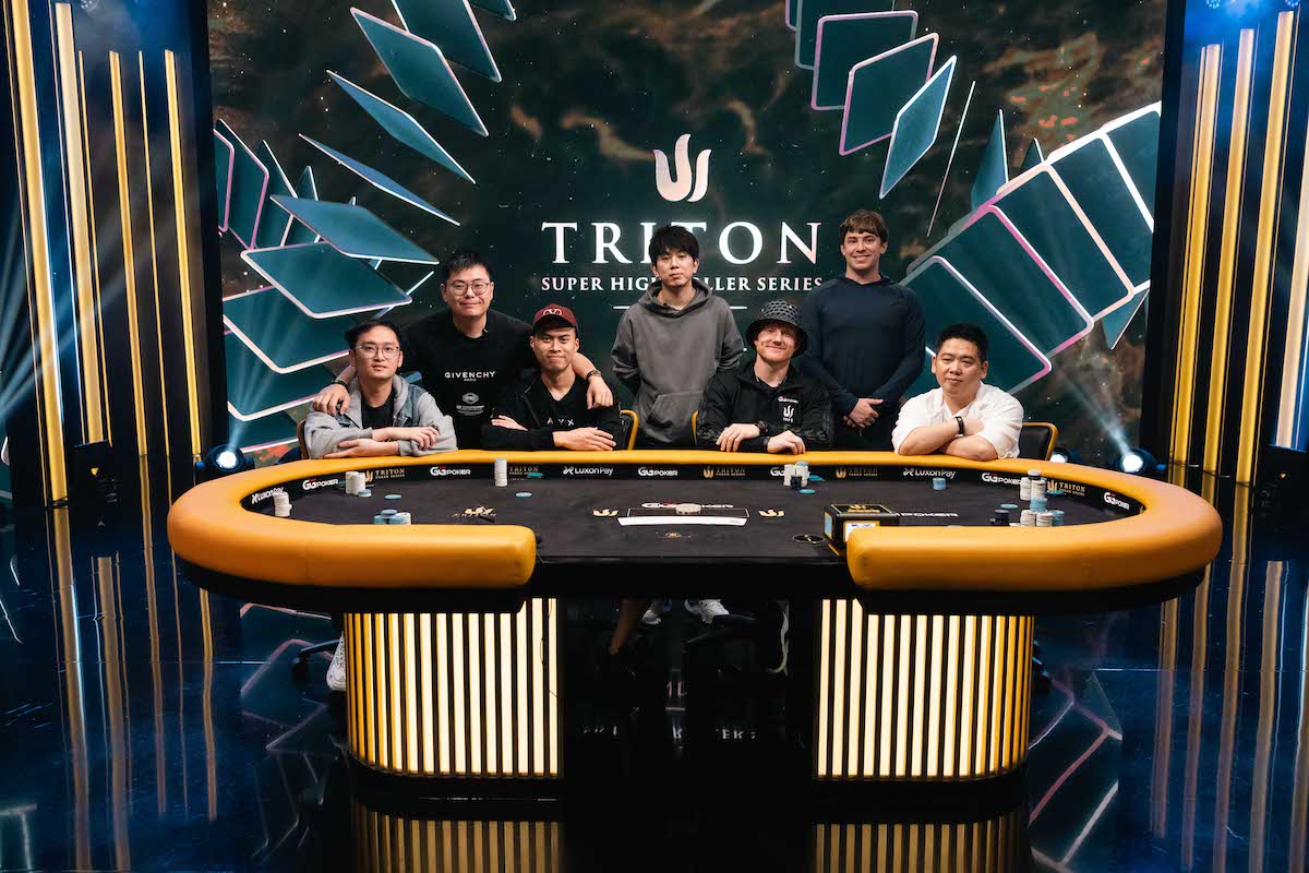 Short deck Main Event final table players (clockwise from back left): Lun Loon, Masashi Oya, Chris Brewer, Tan Xuan, Jason Koon, Kiat Lee, Wai Kin Yong.